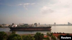 FOTO ARCHIVO. Un tanquero entra a la Bahía de La Habana en 2023. A pesar de la crisis Venezuela ha mantenido sus compromisos petroleros con Cuba. REUTERS/Alexandre Meneghini